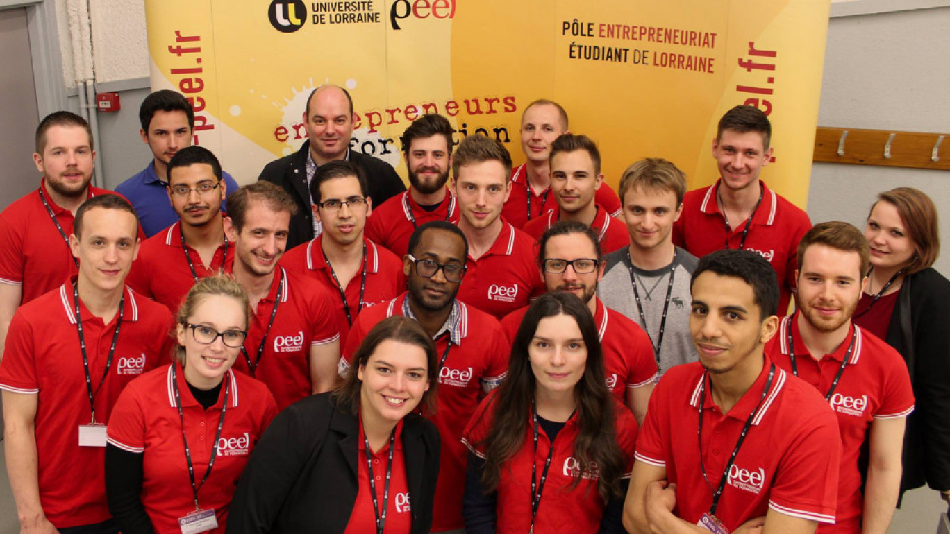 La photo date d'avant la crise. Mais la motivation demeure. Le PeeL, c'est une décennie d'investissement, le pari de l'humain et de l'innovation et un probant succès.
