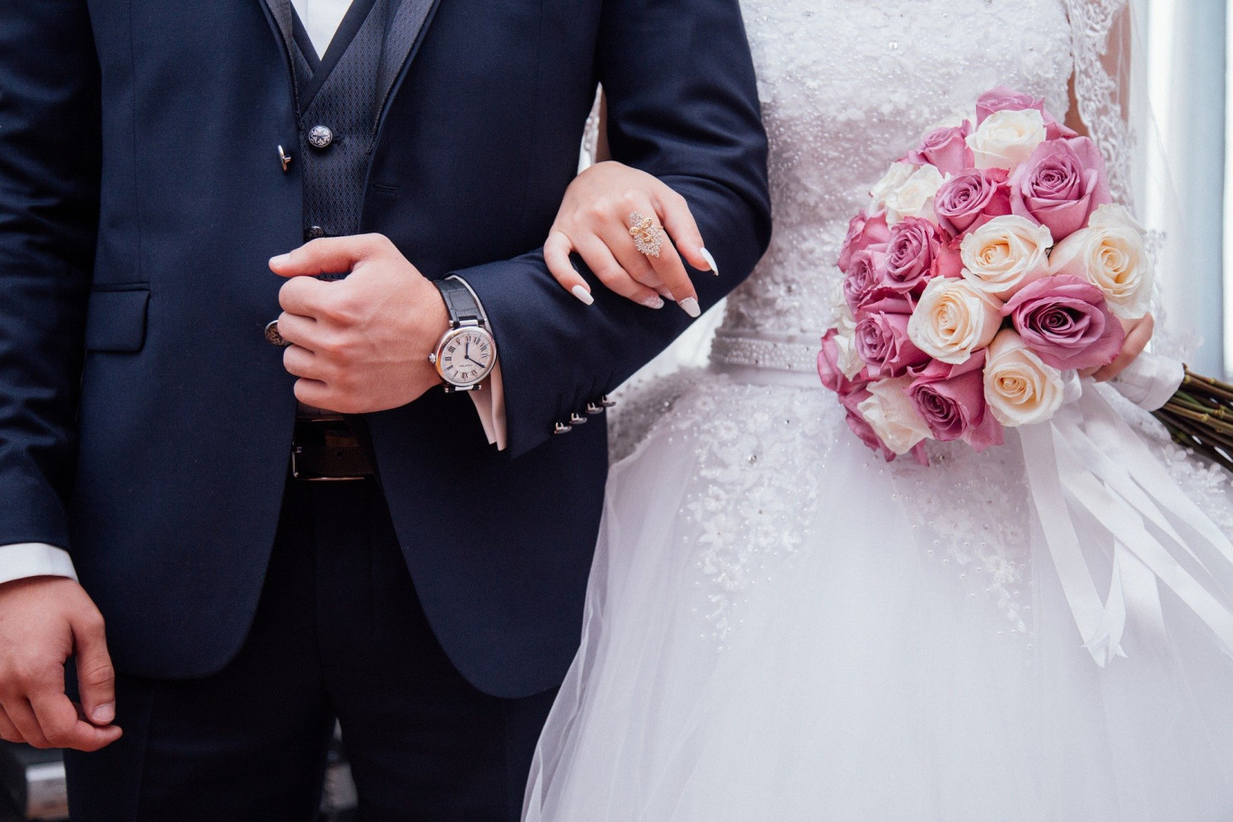 DB Carré Atelier propose des robes de mariée chics et élégantes.