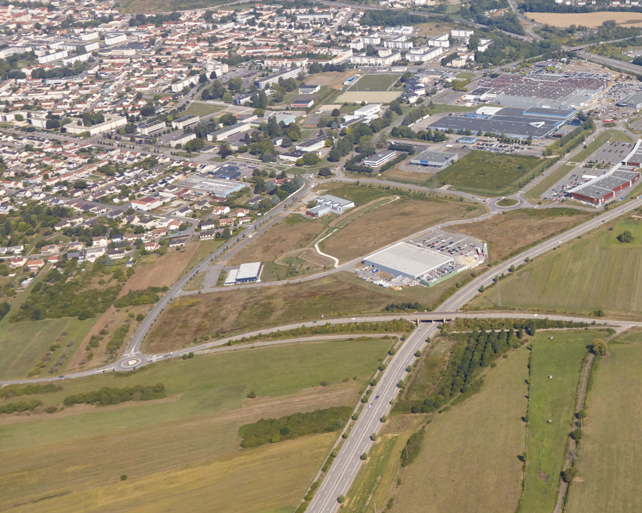 Une autre source d’attractivité… Dans un mouvement similaire, la ZAC Sainte-Agathe de Florange connaît une croissance conséquente. Des projets visant à développer l’habitat et installer des équipements sportifs sont en cours. L’activité commerciale est aussi destinée à s’accroître. Le rachat d’un terrain à ArcelorMittal, opération pilotée par la ville de Florange, fait pour l'heure l’objet de discussions.