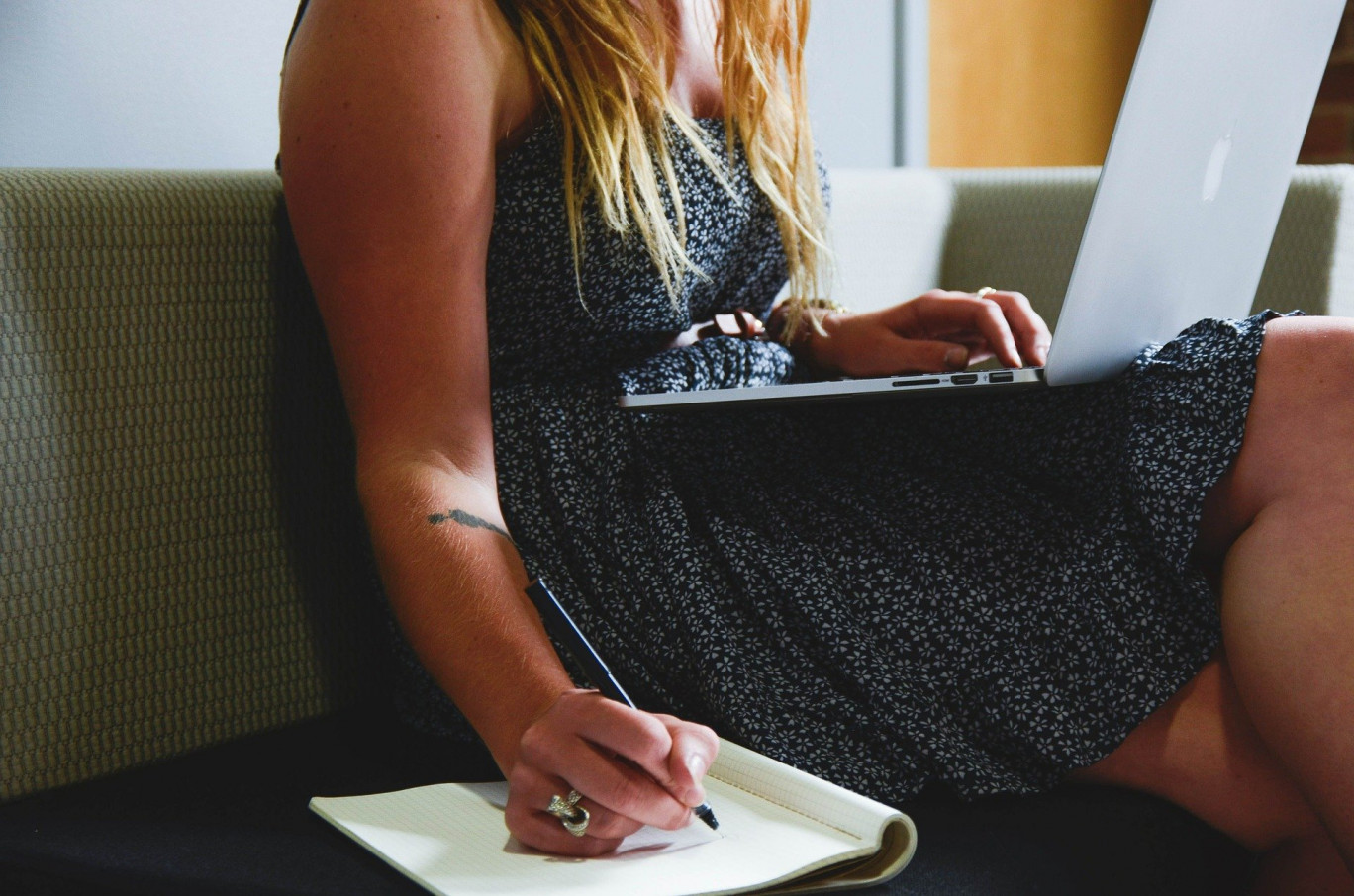 Actuellement, de nombreux Français et Françaises sont tentés par l'entrepreneuriat, qui se révèle souvent être de contrainte.  