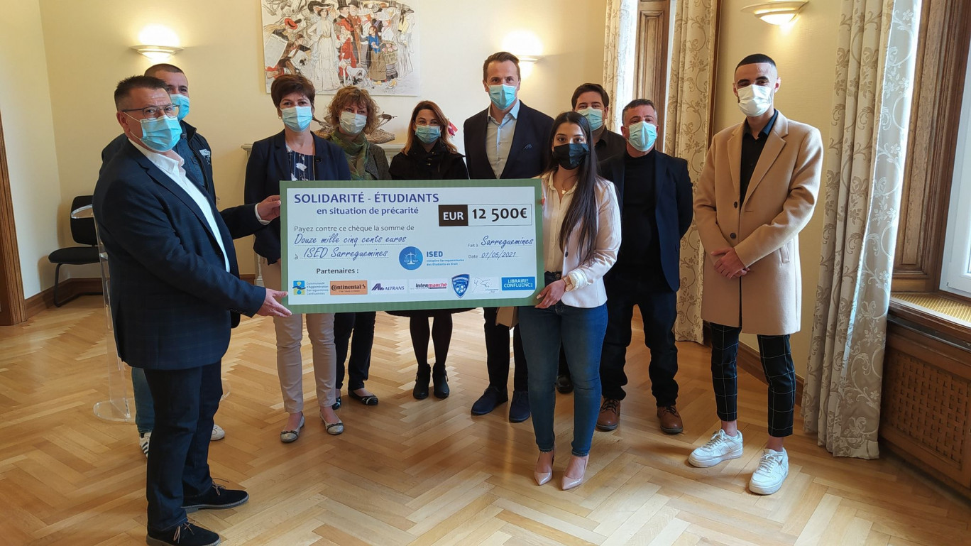 L’Initiative Sarregueminoise des Étudiants en Droit reçoit un chèque de 12 500 euros pour aider les étudiants précaires.
