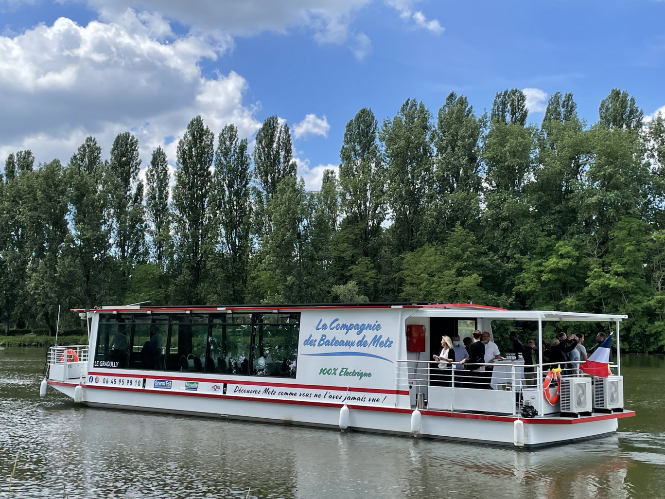 Le bateau Graoully propose des repas, des balades sur la rivière ou encore des soirées apéro.