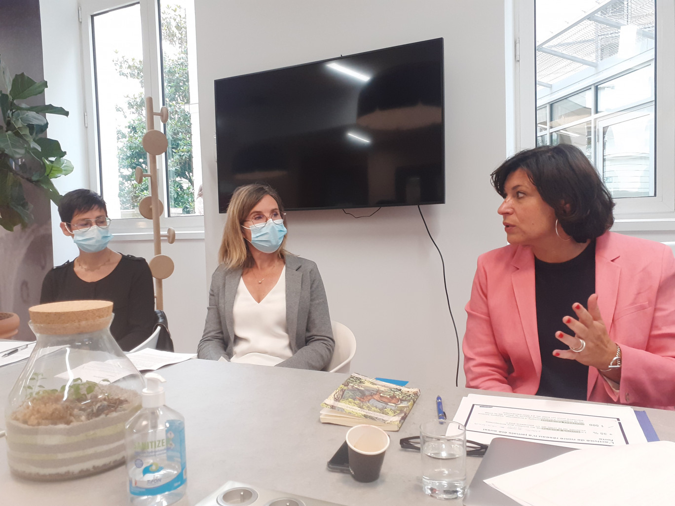 (c) : Anne Daubrée pour DSI : De gauche à droite, Céline André et Karine Castagnet, fondatrices de L’âge de Sagesse, Patricia Lexcellent, déléguée générale d’Initiative France.