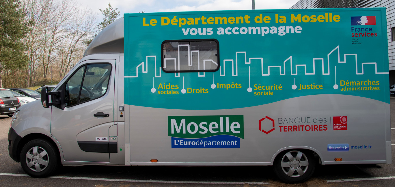 Le Bus France Services Moselle parcourt le département depuis ce printemps.