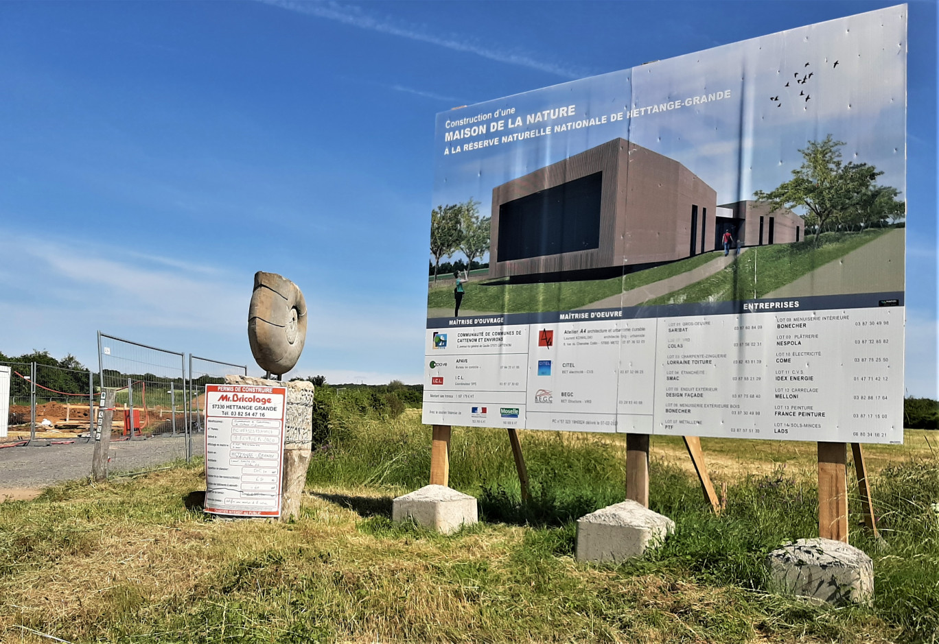  (c) : FB. Le chantier de la Maison de la Nature a débuté en avril dernier et devrait durer environ 1 an. Investissement annoncé : 1,2 M€.