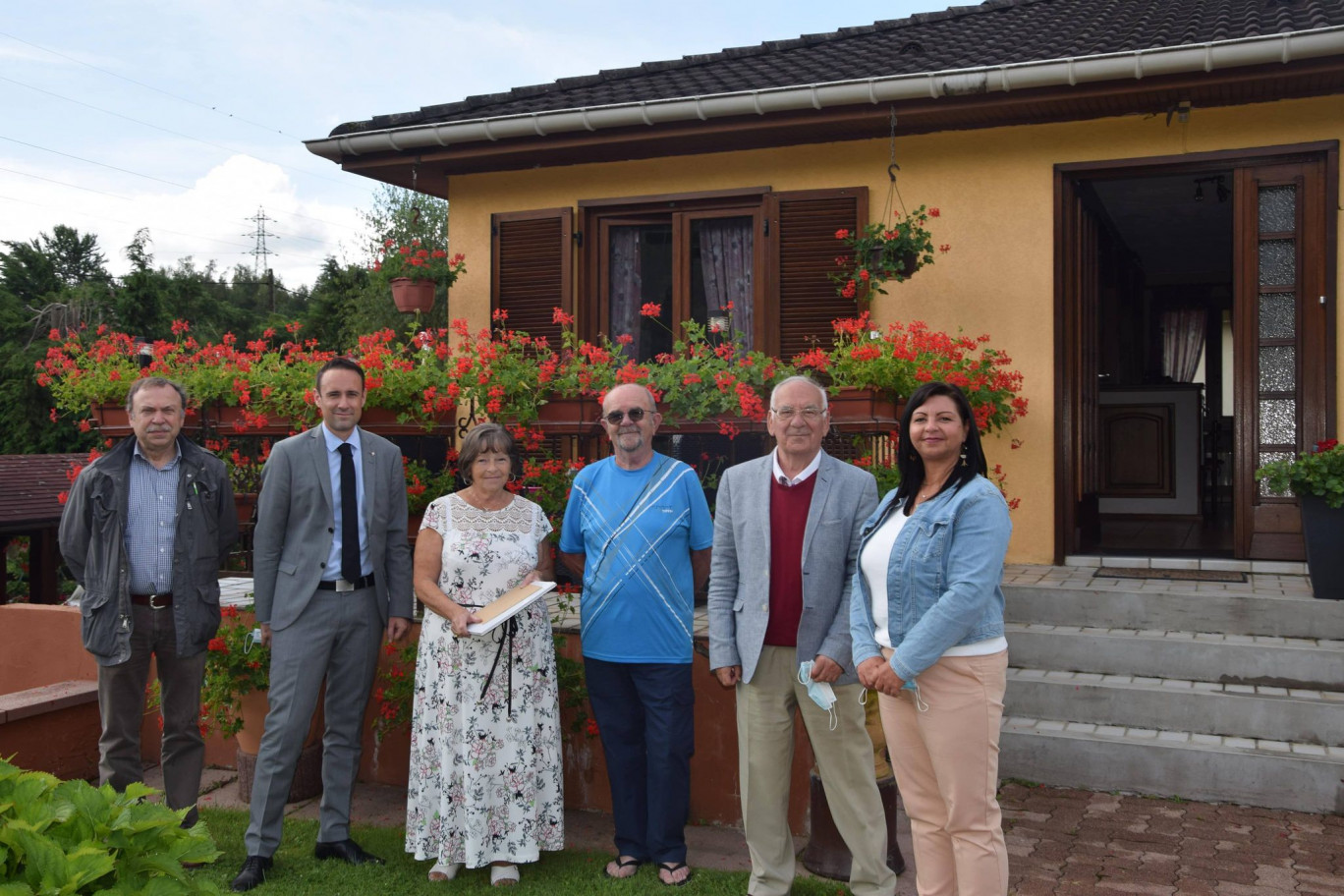 La remise des prix du concours des maisons fleuries a eu lieu au domicile des lauréats.