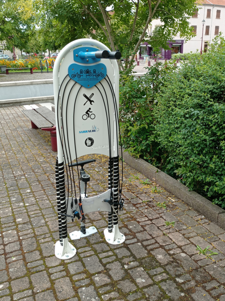 La ville de Sarralbe a installé une borne pour aider les cyclistes à réparer leurs vélos.