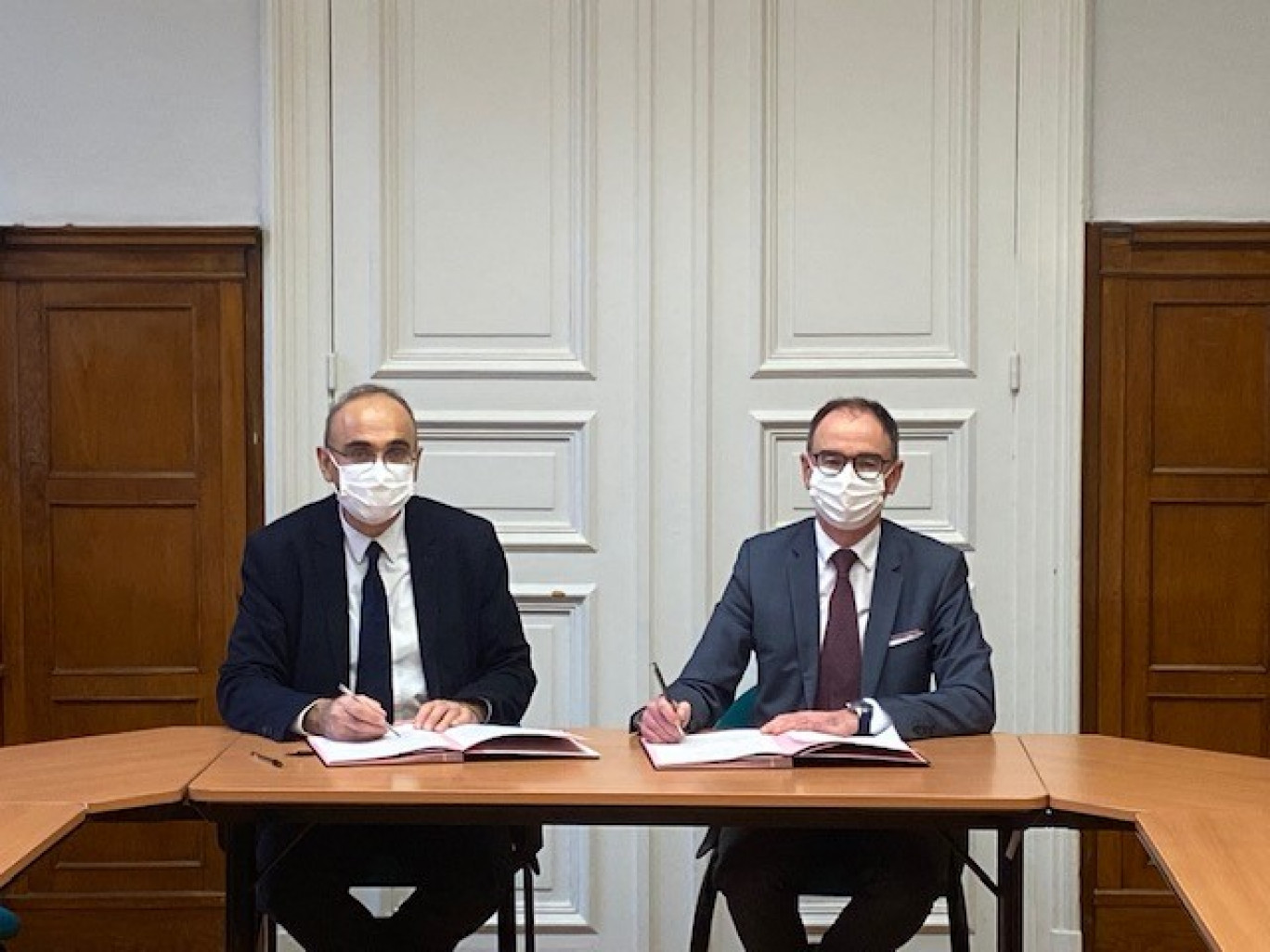 À gauche Étienne Effa, directeur, Direction départementale des Finances publiques de la Moselle, à droite Christophe Franceschi directeur régional, Urssaf Lorraine.