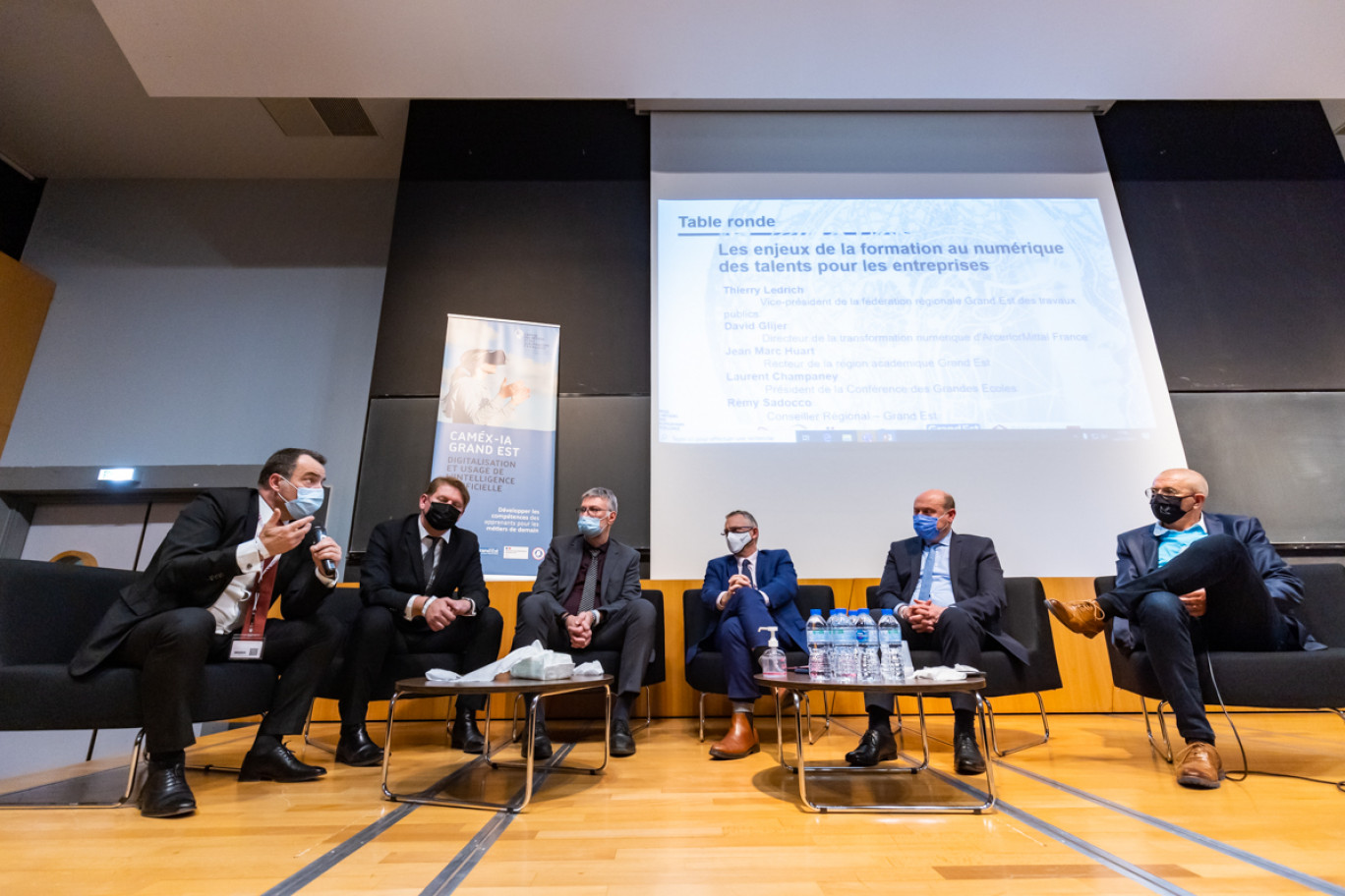 Lors de la table ronde dédiée aux enjeux du numérique. © Raoul GILBERT.