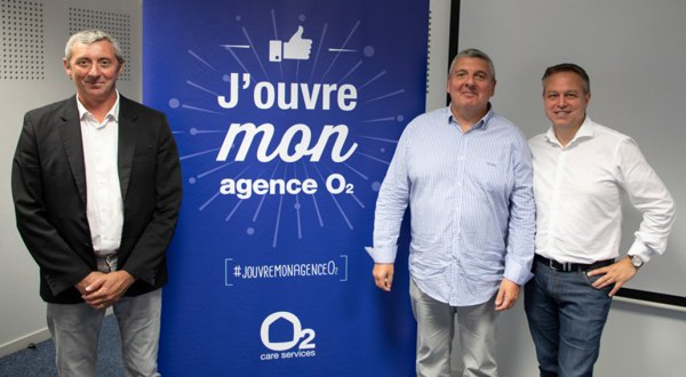 En 2018, Jean-Paul Rassemusse (au centre sur la photo) ouvrait sa première franchise O2 Care Services à Hagondange. © O2 Care Services.