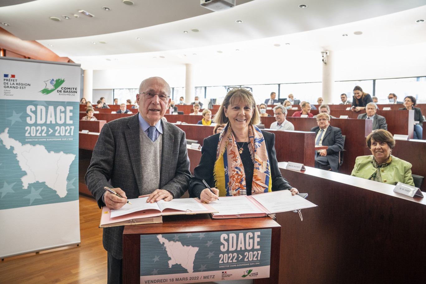 Claude Gaillard, président du Comité de bassin, et Josiane Chevallier, préfète de Région et préfète coordinatrice de bassin, signant l'arrêté d'approbation du plan de gestion des eaux du bassin Rhin-Meuse 2022-2027. © AERM/ N. Leblanc.