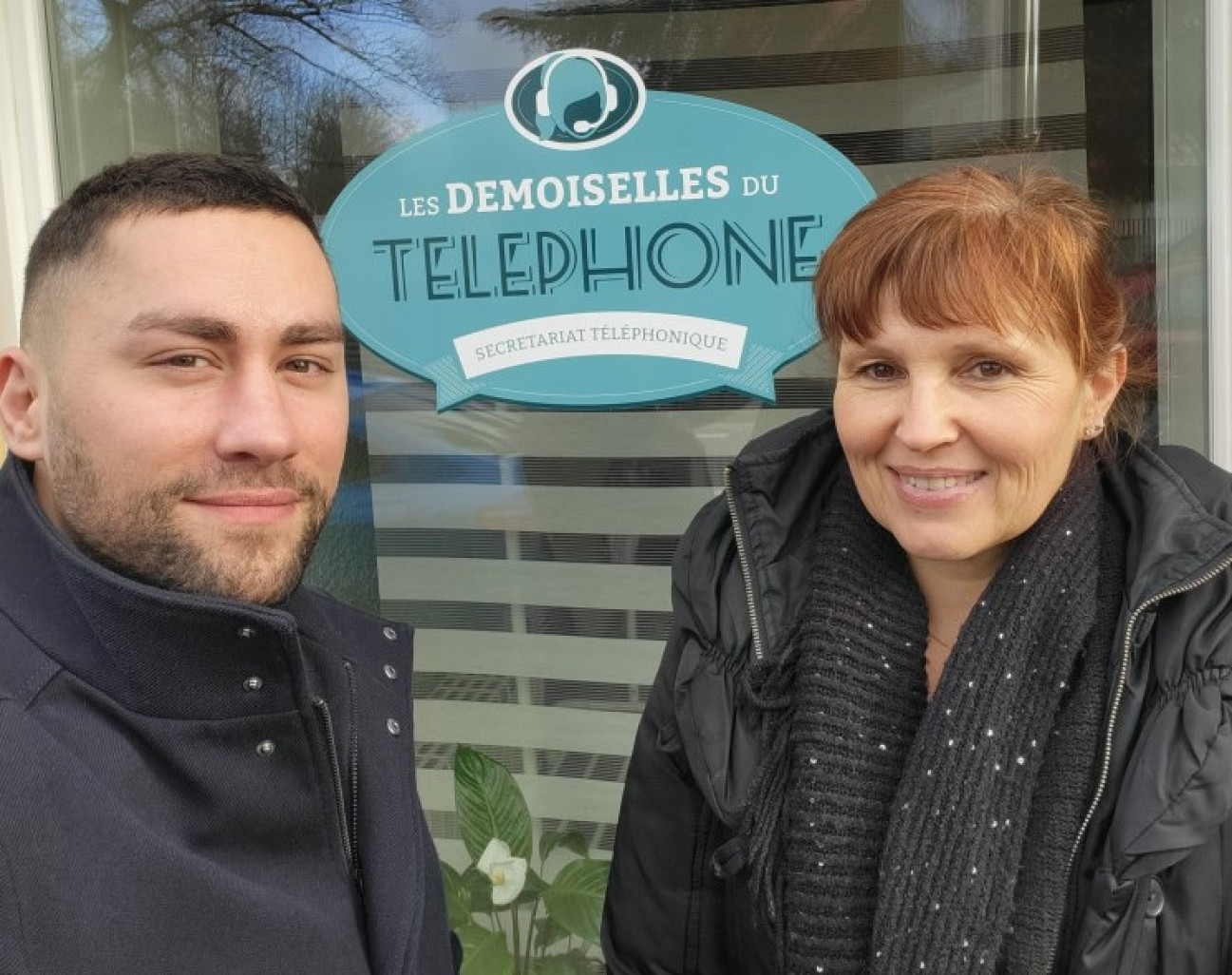 oïc Dereuck, gérant de l’agence de Montigny-lès-Metz, et Nathalie, télésecrétaire, devant la vitrine de l’entreprise. © : Loïc Dereuck.