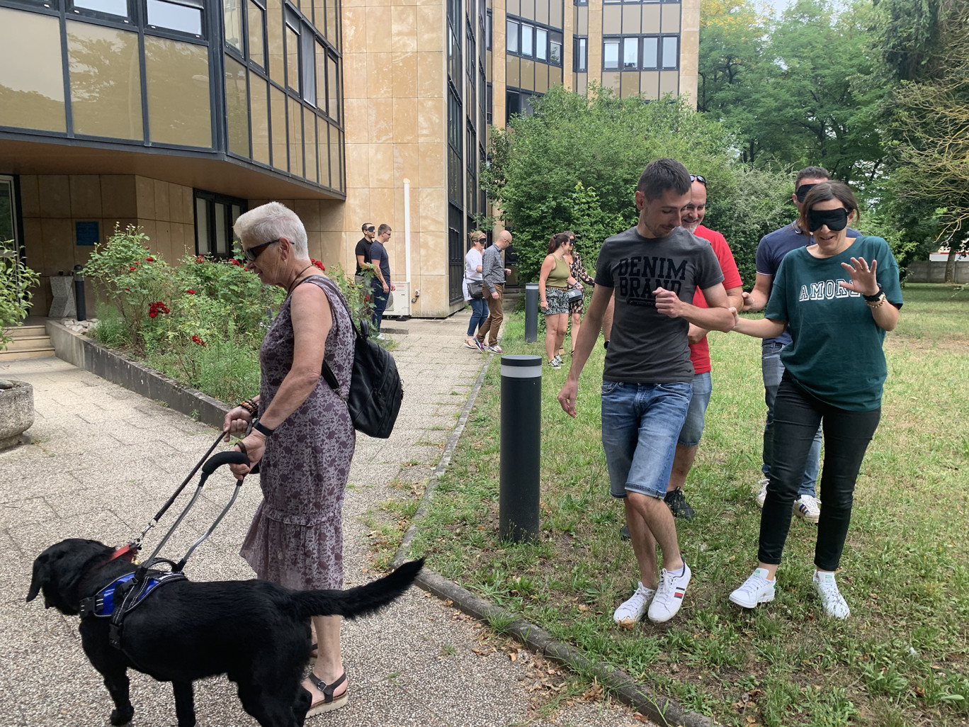 Les salariés de GRDF se sont mis dans la peau de personne avec déficience visuelle lors d’un atelier de sensibilisation à Montigny-lès-Metz 