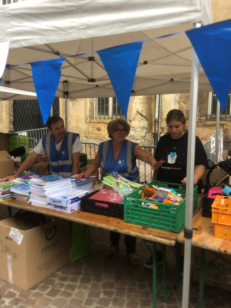 Salariés d'Amazon et bénévoles du Secours Populaire mobilisés en Moselle. © : Amazon.