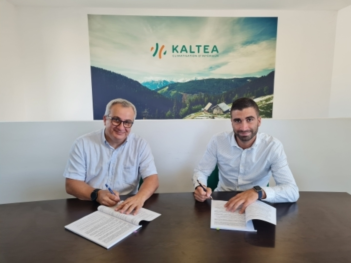 Richard Fontaine a bâti son projet d'entreprise à partir de sa longue expérience de salarié (à gauche sur la photo, aux côtés de Kevin Torrano, fondateur du réseau KALTEA - Climatisation d'intérieur). © Kaltea.