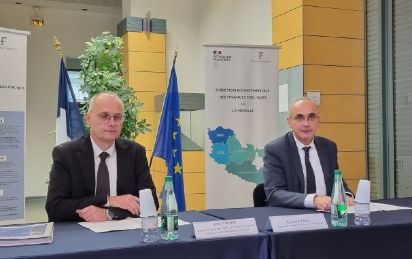 Éric Thorr, responsable division accompagnement fiscal, foncier et économique (à droite), et Étienne Effa, directeur des Finances publiques de Moselle (à gauche), ont présenté la campagne d'imposition 2022.