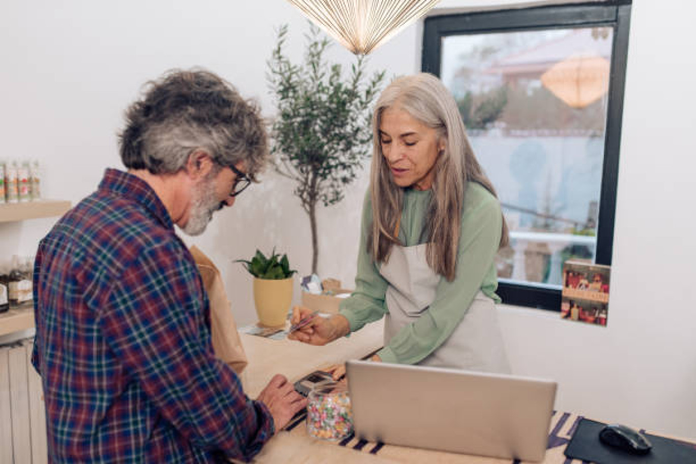 La hausse des coûts de l'énergie pénalise un nombre important de commerces de proximité et laisse planer le doute sur la pérennisation de leurs activités.  