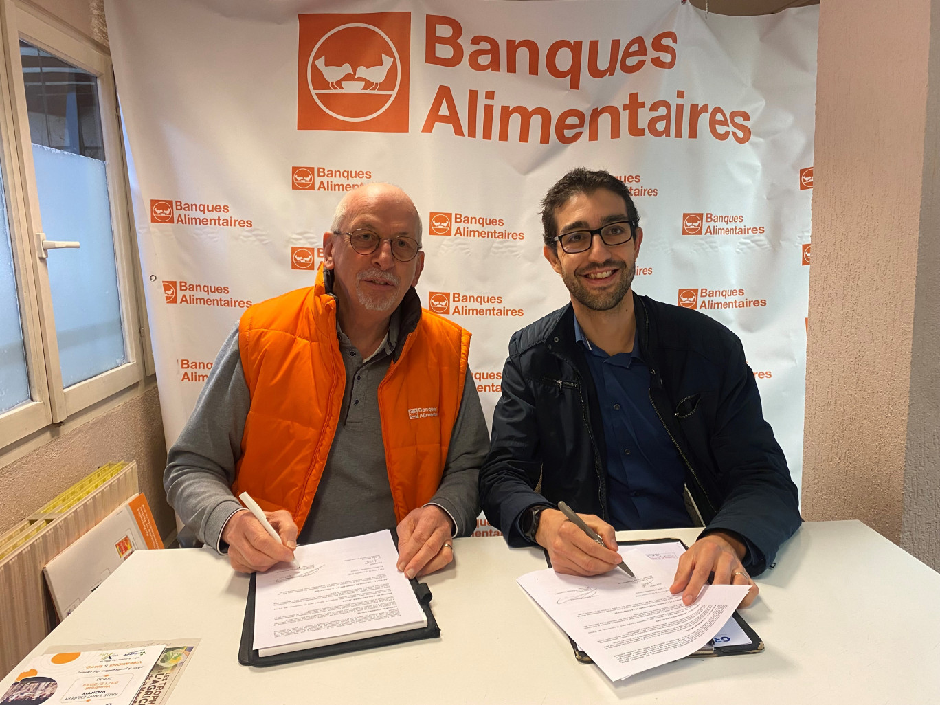 Étienne Stock (à gauche), président de la Banque Alimentaire de Moselle, et Philippe Trotot, directeur Territorial Moselle GRDF, lors de la signature du partenariat. © : GRDF.