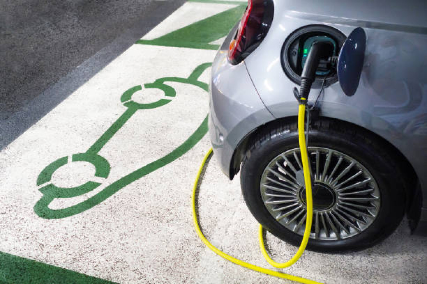 Le 27 octobre, l'Union européenne a entériné la fin des véhicules neufs à moteur thermique pour 2035 avec un accord trouvé entre les 27 États membres.