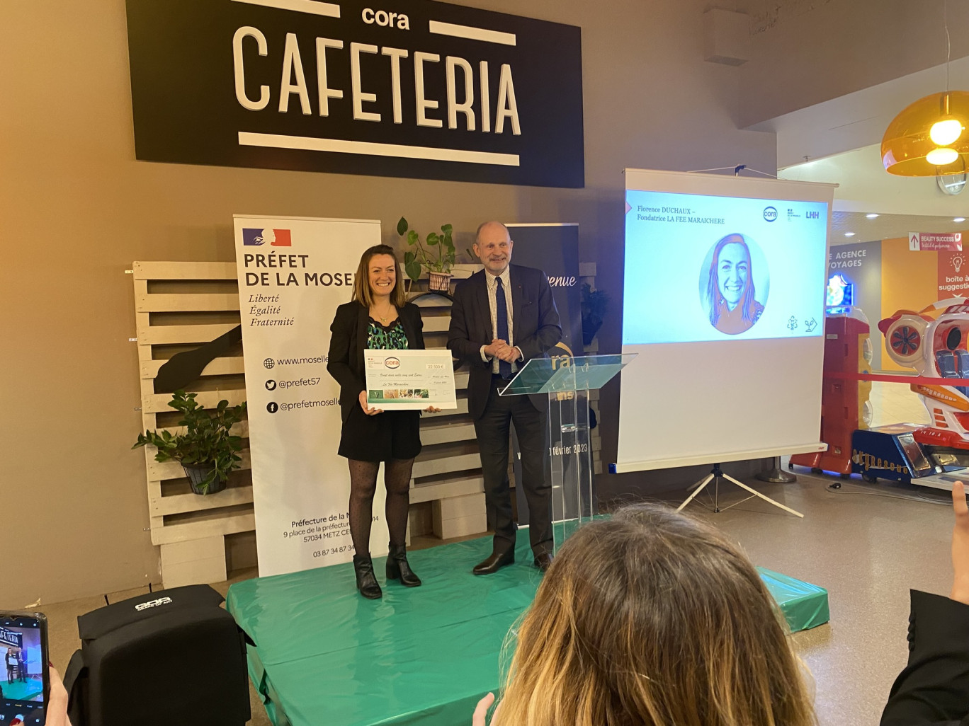 Via sa gérante, Florence Duchaux, l’entreprise artisanale La Fée Maraîchère fait partie des lauréats du concours Cora-Préfecture de Moselle, récompensée ici par le préfet de la Moselle, Laurent Touvet. © : CMA 57.