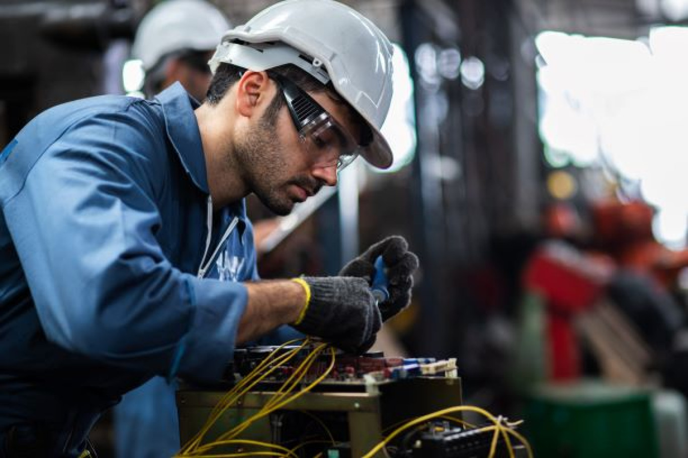 Les filières industrielle et électrique tertiaire présentent de réelles opportunités professionnelles. © Equans France. 