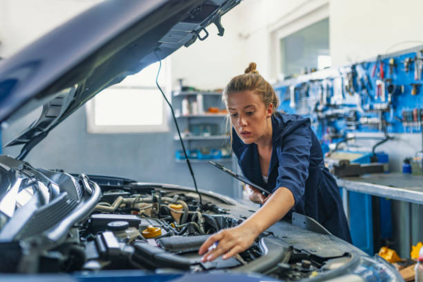 Répondant aux mutations sociétales de notre temps, les métiers des services de l'automobile évoluent sur bien des points.