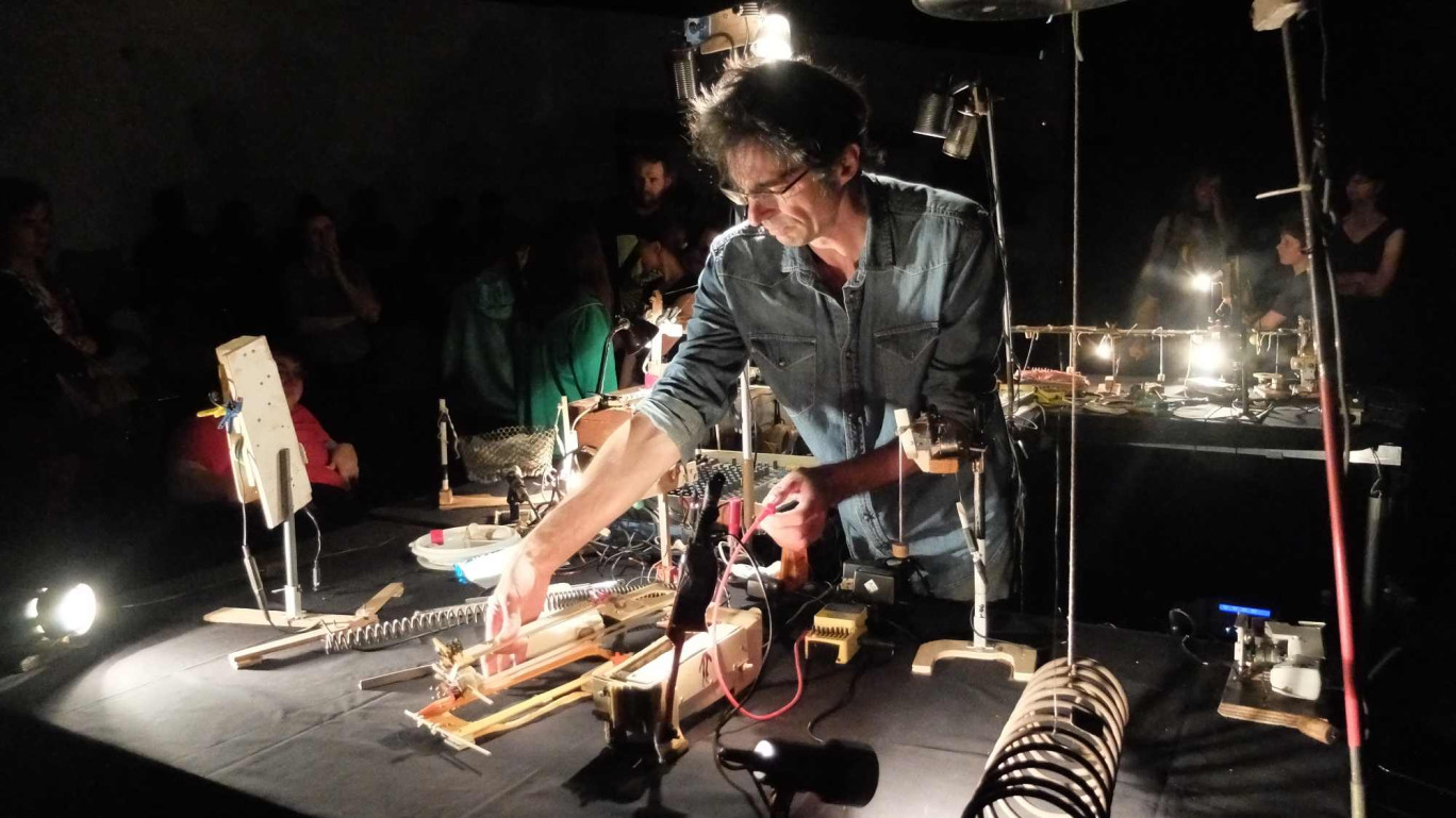 Frédéric Le Junter et ses machines sonores © G. Savin.