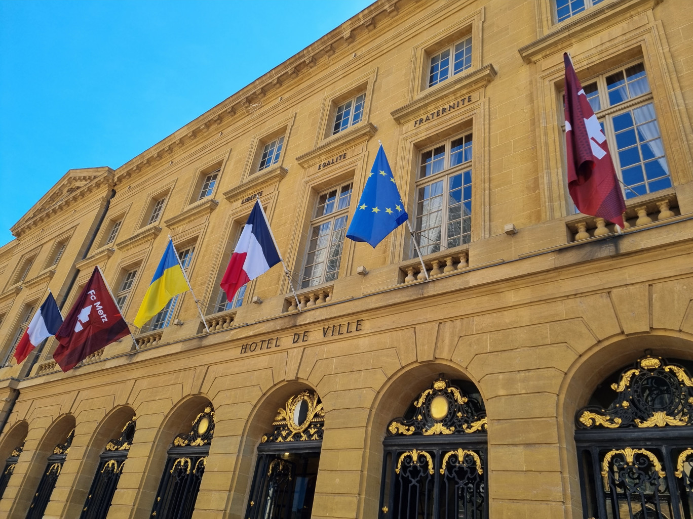 L'Hôtel de Ville arborant les couleurs du FC Metz. 