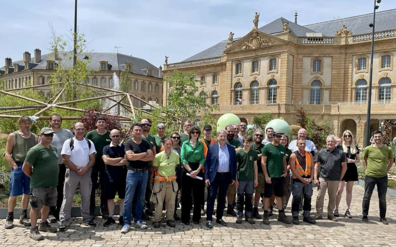 Lors de l'inauguration du jardin éphémère, place de la Comédie. (c) Ville de Metz.