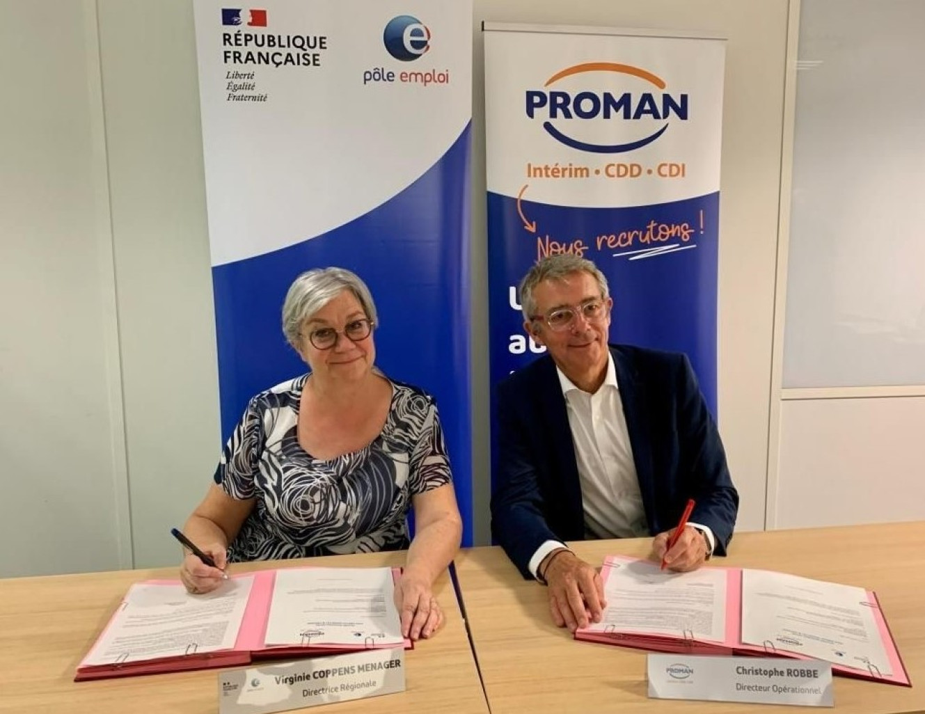 Virginie Coppens Menager, directrice régionale de Pôle emploi Grand Est, et Christophe Robbe, directeur opérationnel de la région Grand Est chez Proman signent la convention régionale de retour à l’emploi le mercredi 7 juin à Strasbourg. © Proman.