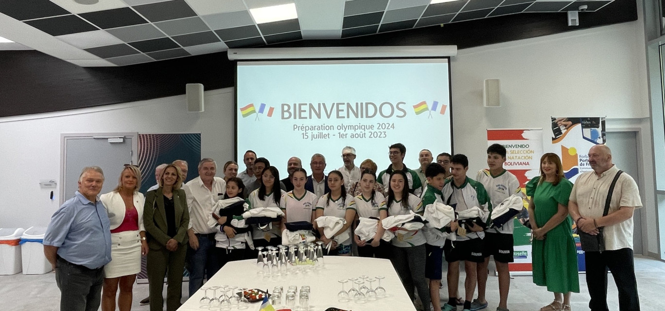 L'accueil de la délégation bolivienne olympique de natation actuellement en stage à la piscine olympique de Forbach. © CAFPF.  