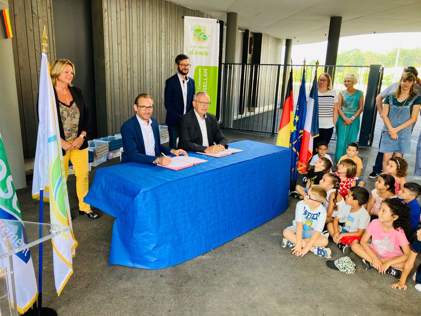 Lors de la signature de la convention entre Patrick Weiten, président du conseil départemental de la Moselle, et Arnaud Spet, président de la communauté de comme de l'Arc Mosellan. © CD57.