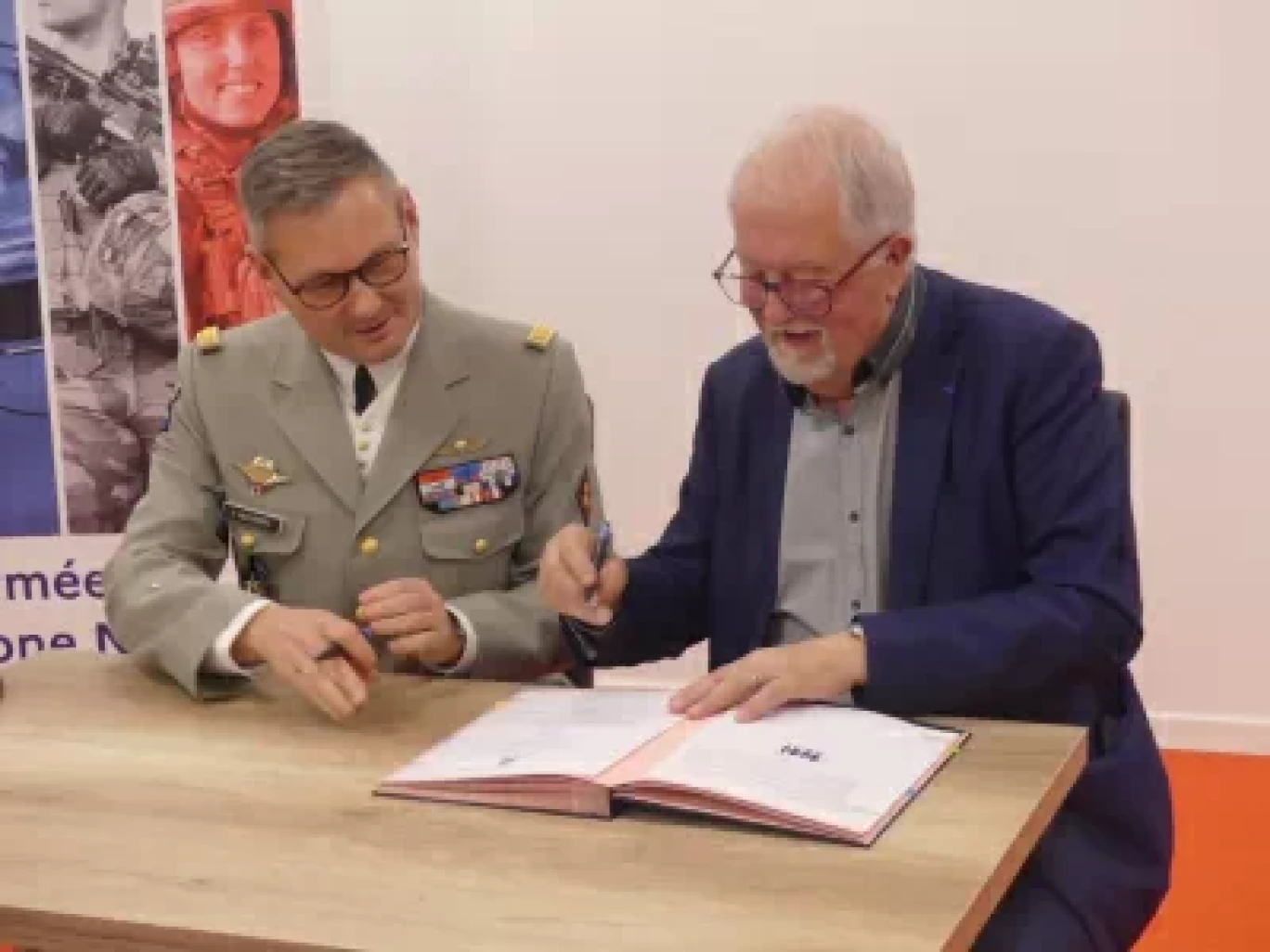 Le général Vincent Alexandre et François Lavergne, président du DUF, signant le manifeste «ProMilès». © DUF.