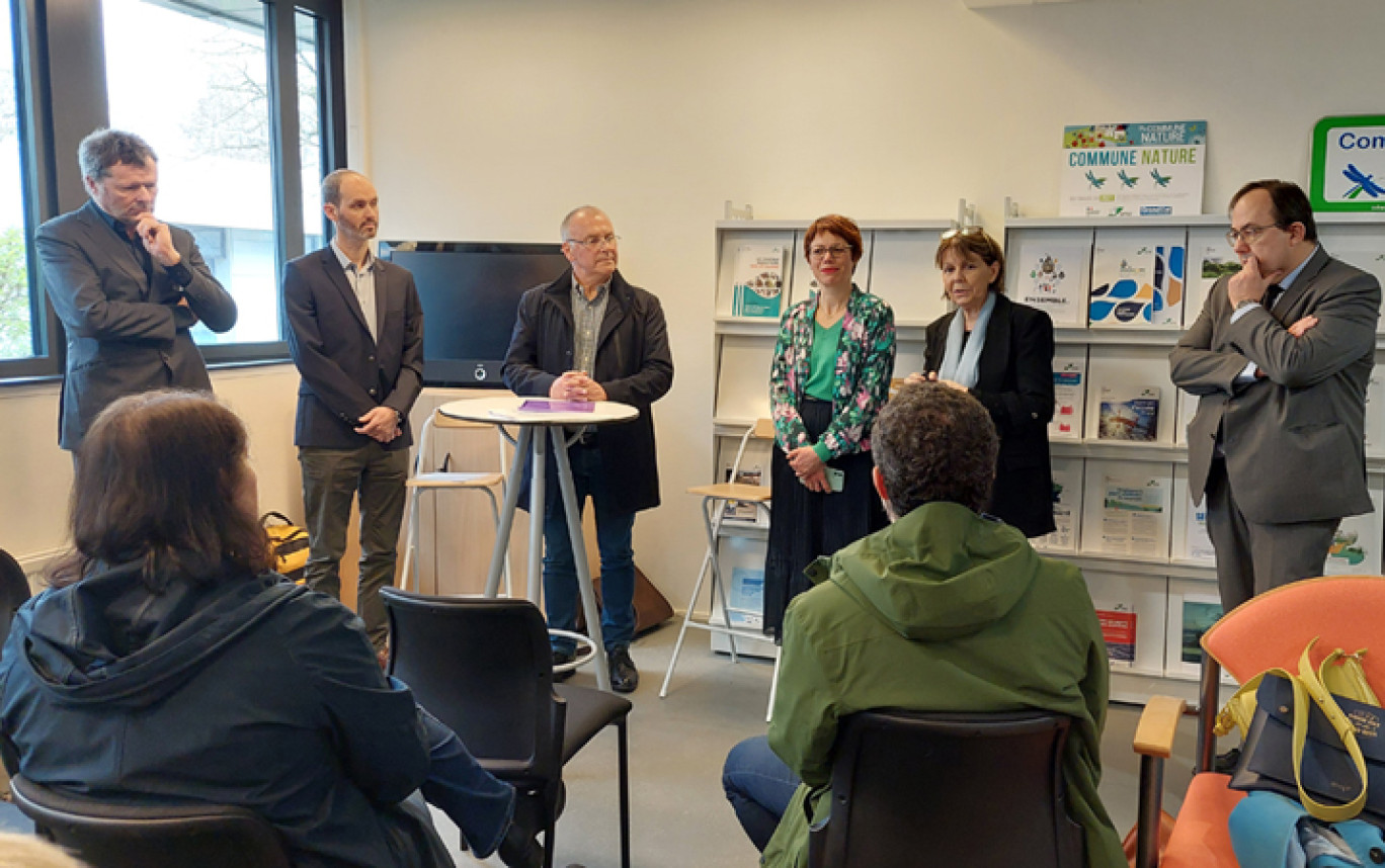 De gauche à droite sur la photo : François Werner, vice-président de la Région en charge de la Transition écologique et énergétique, Nicolas van der Hayden, directeur Solvay Dombasle, Marc Leonard, directeur Novacarb, Laneuveville-devant-Nancy, Audrey Bardot, présidente du Comité de bassin Rhin-Meuse, Josiane Chevalier, préfète de Région, présidente du Conseil d’administration de l’agence de l’eau, et Marc Hoeltzel, directeur général de l’agence de l’eau Rhin-Meuse. © Agence de l'eau Rhin-Meuse.