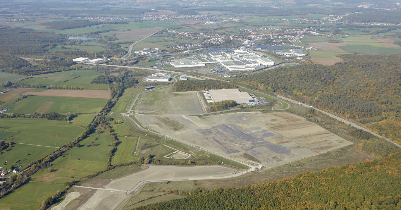 Holosolis, la plus grande usine de production de panneaux photovoltaïques d'Europe va s'installer sur la zone de l'Europôle à Hambach. © L'Europe vue du ciel - Moselle Attractivité.