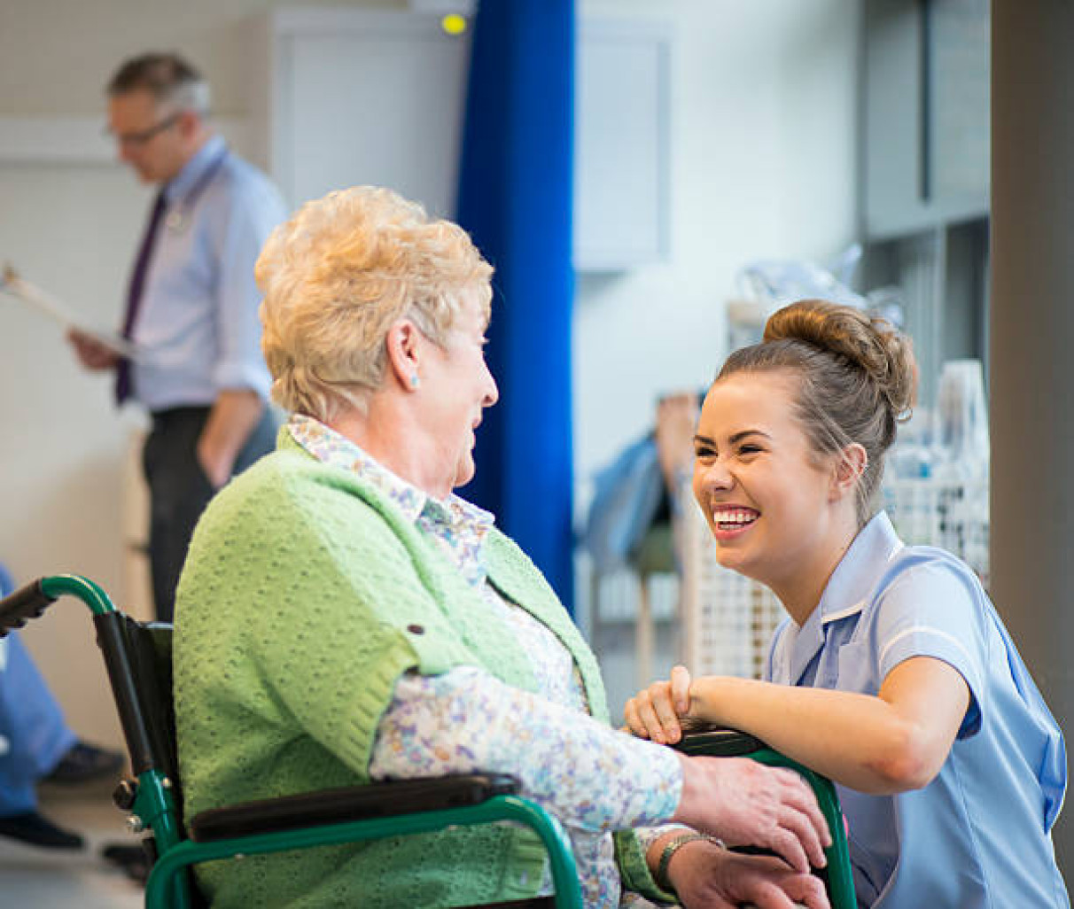 De nombreux emplois sont à pourvoir dans le secteur médico-social. 