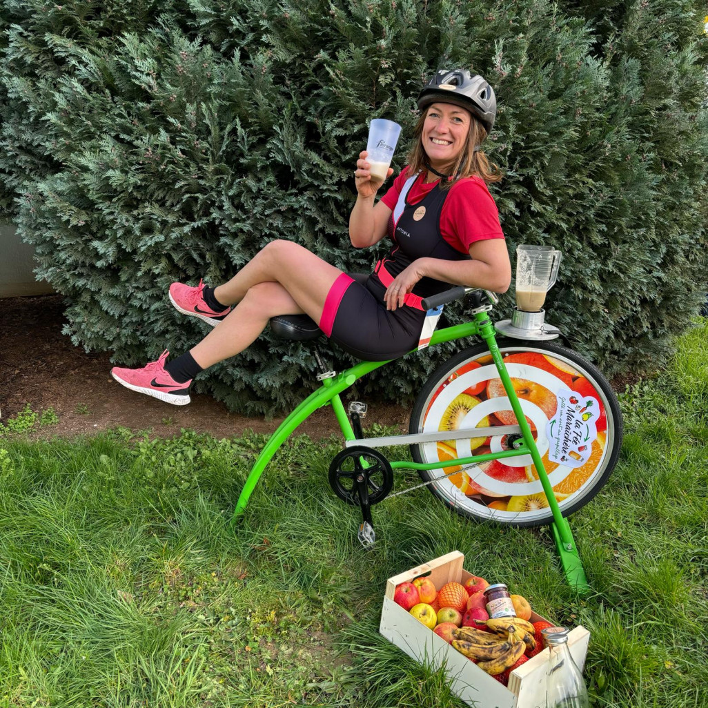 Florence Duchaux accompagnée de son vélo Smoothie. © La Fée Maraîchère.