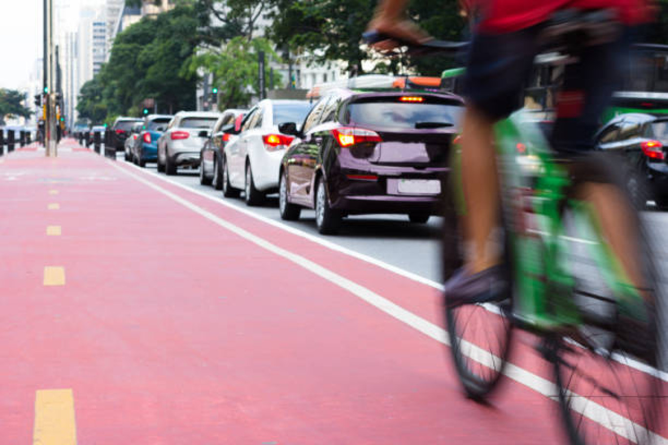 Pour les villes, la mobilité répond à des enjeux décisifs : il s'agit de circuler autrement dans le contexte des impératifs écologiques. 