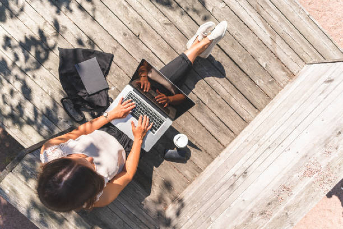 Ne pas tout à fait lâcher son travail durant ses vacances : une tendance qui gagne du terrain.