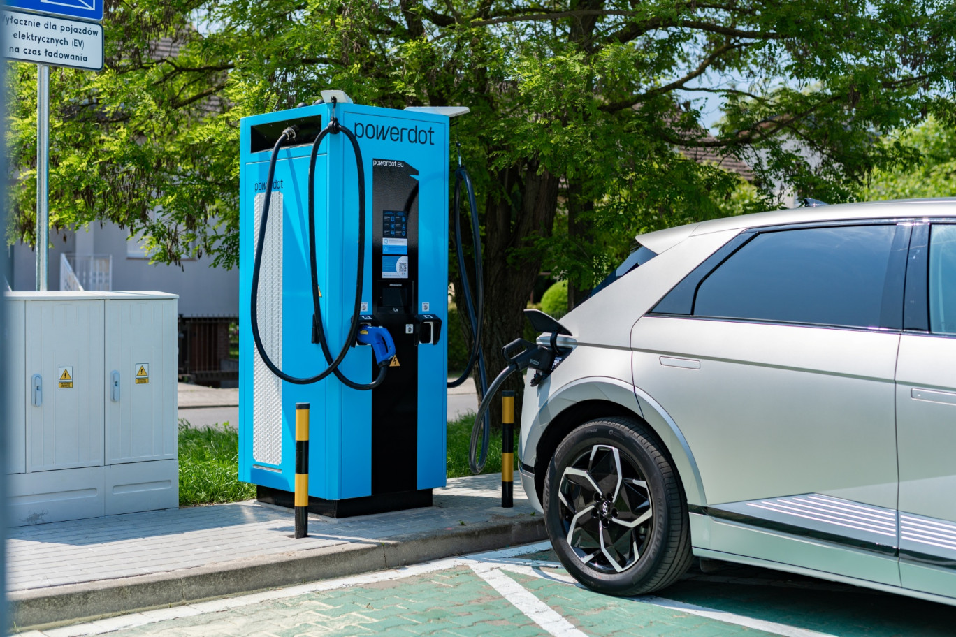 Powerdot est le premier partenaire des commerçants indépendants et des grandes enseignes dans leurs projets de mobilité électrique. (c) Powerdot.