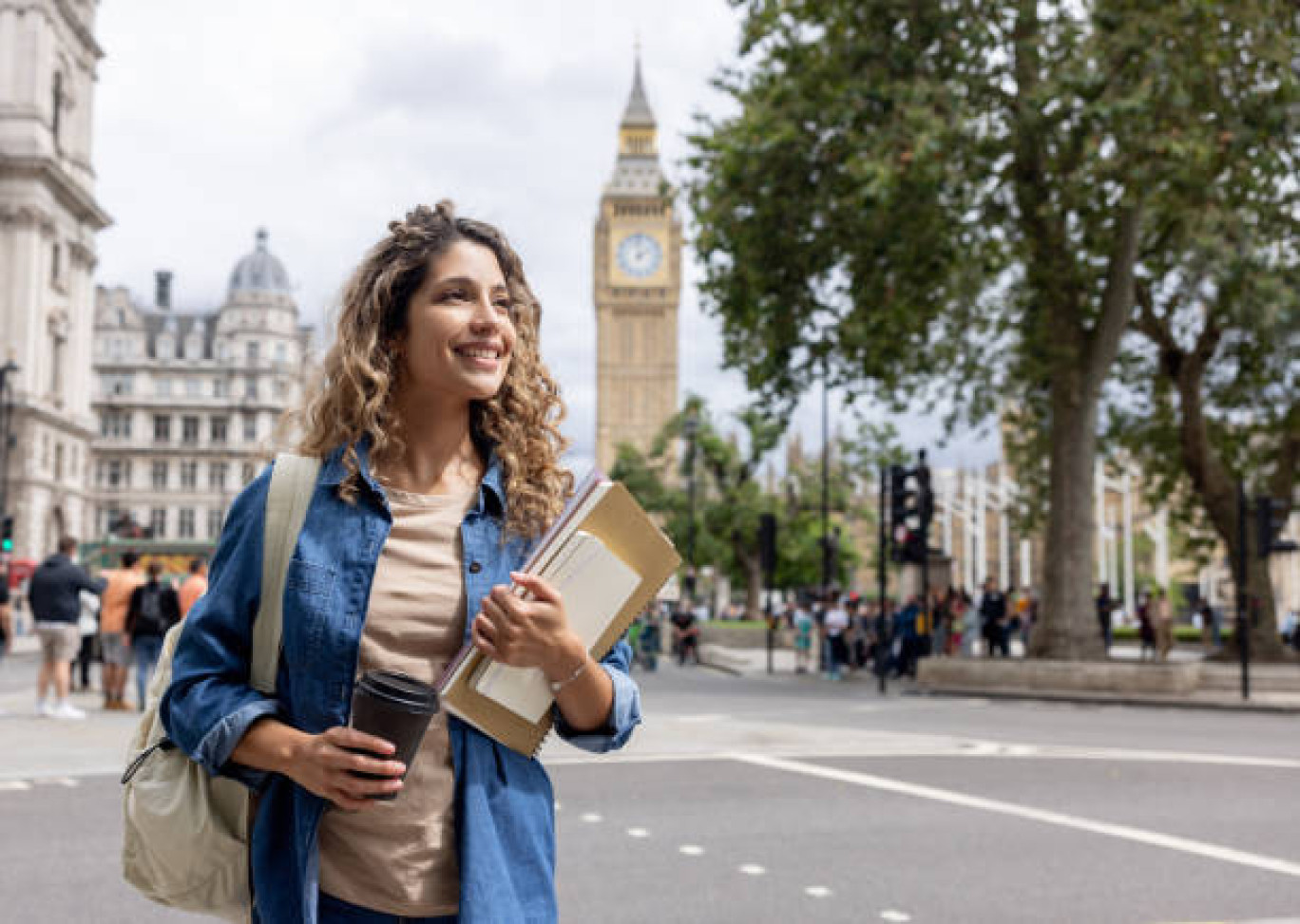 La langue anglaise demeure la plus pratiquée dans le monde du travail et de la communication internationale. 