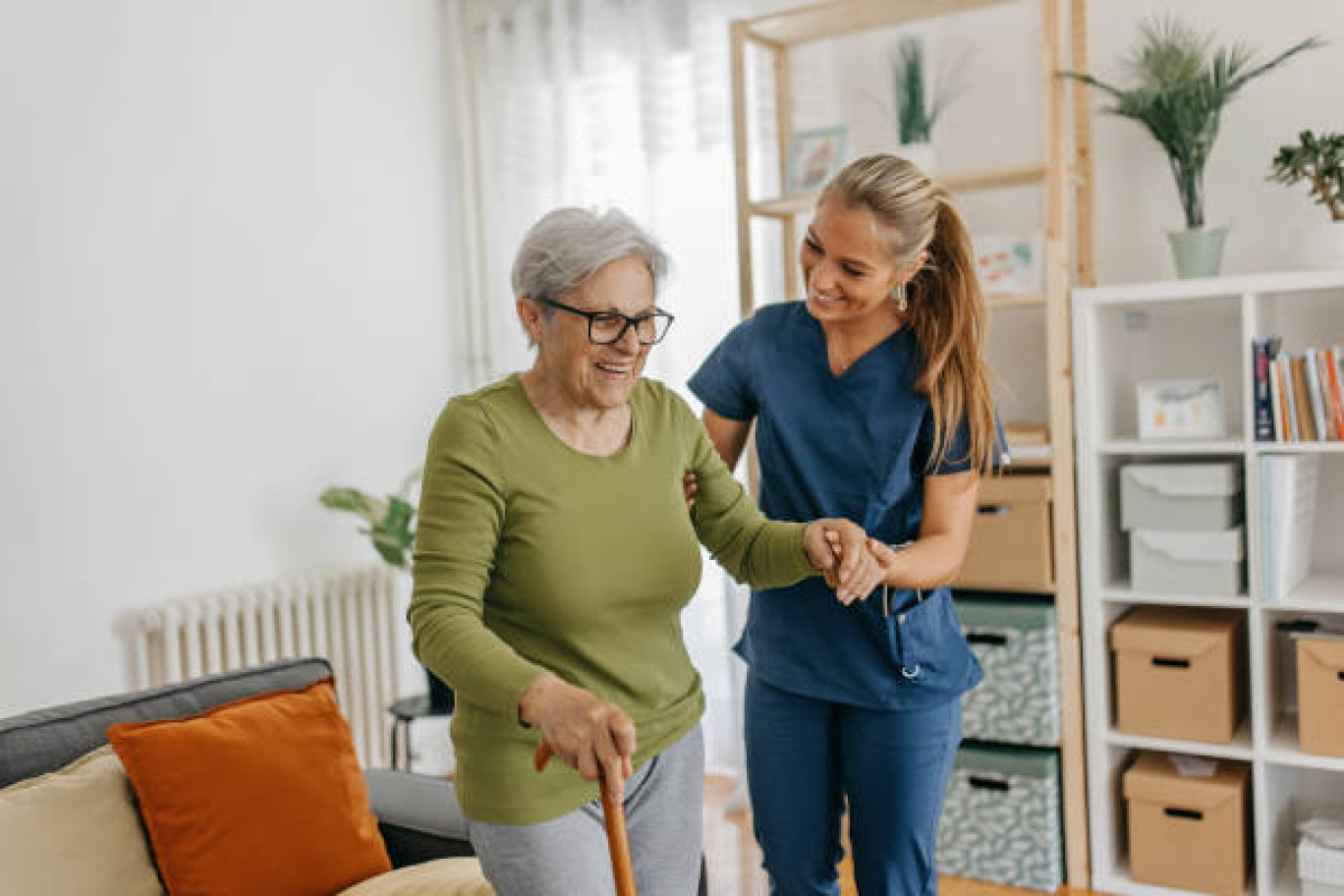 Avec le vieillissement de la population, les métiers des services à la personne ont besoin de personnel.