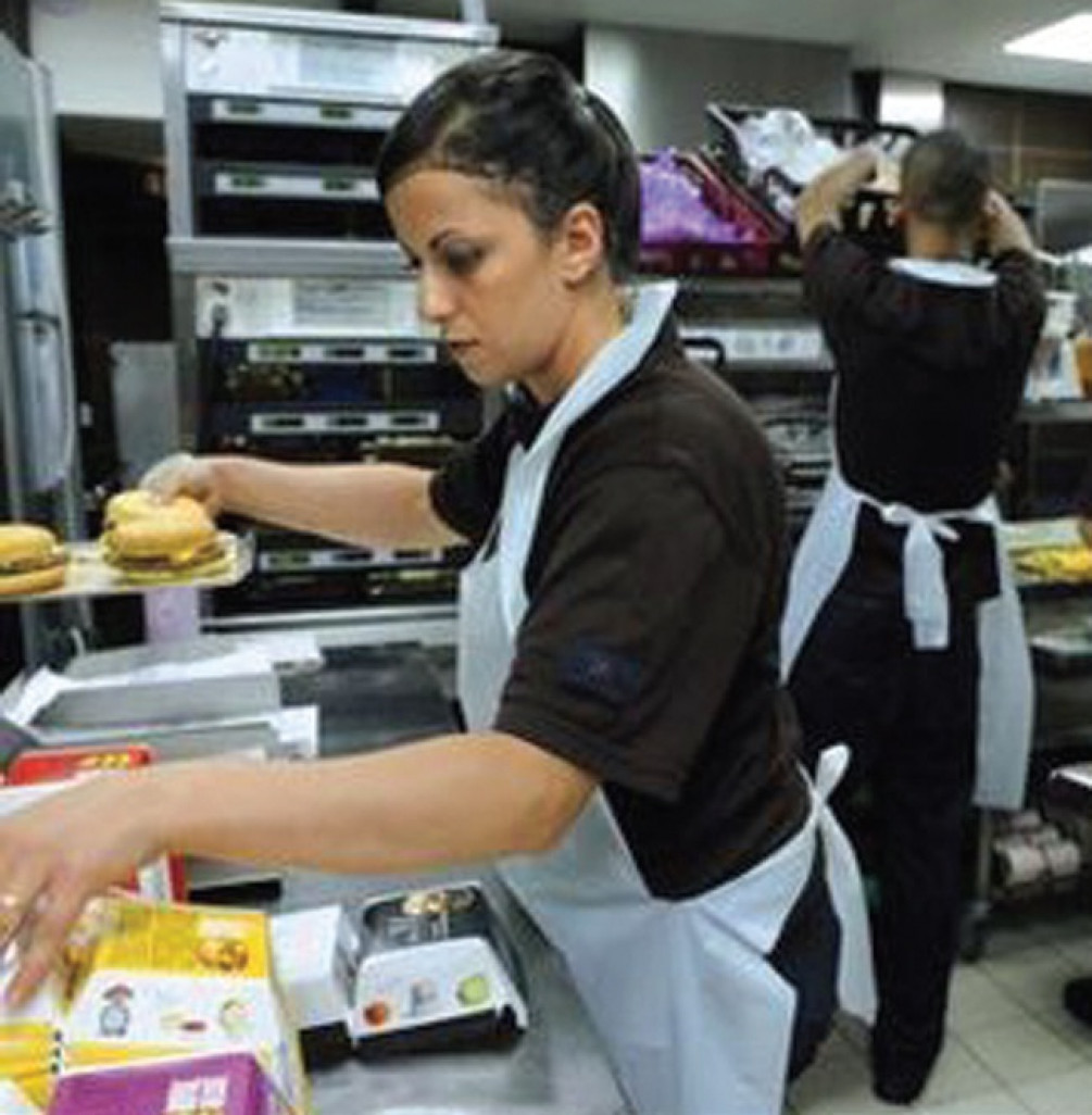 Dans le contexte actuel de crise économique, les femmes sont particulièrement vulnérables et constituent 70 % des travailleurs pauvres selon un rapport du Conseil économique, social et environnemental (CESE).