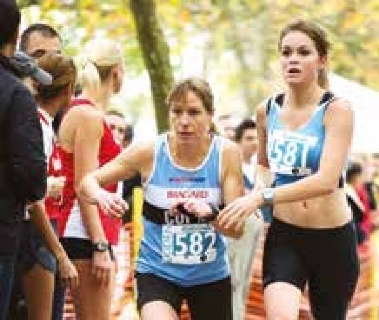 Passage de témoin (un chouchou) entre deux relayeurs de l’équipe féminine du COHM, future Championne de Lorraine.