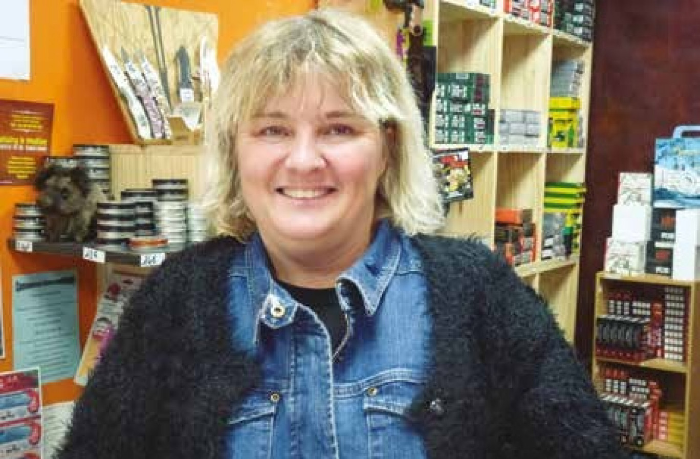 Walairy Roussine guide les chasseurs dans son magasin à Saint-Mihiel. Au féminin