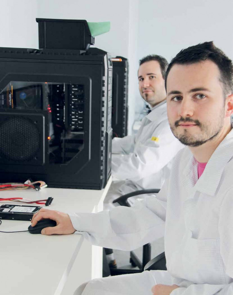 Fabien Dénommé et Cyril Paillotin de Data LabCenter en pleine action de récupération de données: «Nous proposons un package complet pour sécuriser les données»