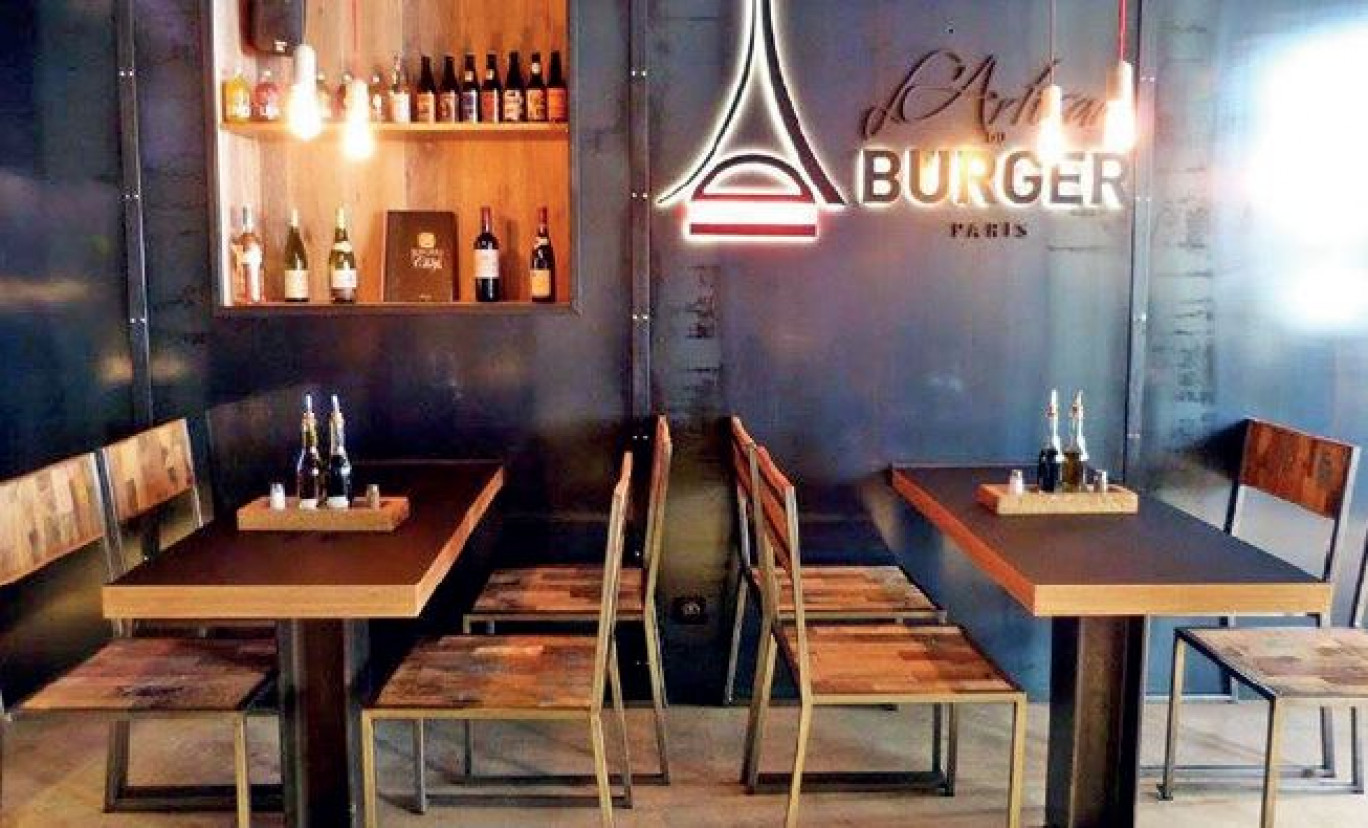 L’Artisan du Burger, 3, rue Stanislas. Nancy. Ouverture 7/7 de 11h30 à 22h30 du dimanche au jeudi et jusqu’à minuit du vendredi au samedi ; sur place, à emporter et livraison via Fetch.