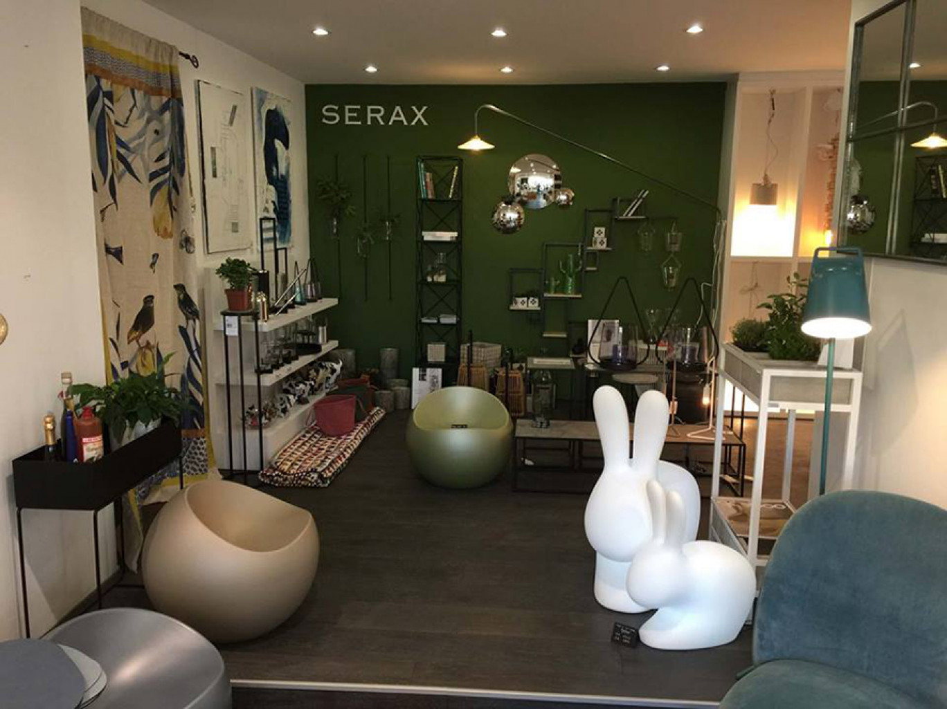 Entre créateurs et artistes lorrains
Une fois le bail signé, tout est allé très vite. Les travaux ont été réalisés en deux mois pour ouvrir le plus tôt possible. Pendant que les uns maniaient le pinceau, Anne Pélissier courait les salons et les designers. «Mon objectif est de proposer en majorité des créateurs que l’on ne trouve pas à Nancy. Mais il est vrai que je me fais surtout plaisir» reconnaît-elle tout en précisant privilégier des créations originales à des prix abordables. «Il y a des objets à petits prix, des meubles un peu plus chers mais qui restent malgré tout accessibles alors qu’ils sont réalisés par des designers belges ou espagnols» ajoute la commerçante. Résultat : des étagères épurées, des objets élégants, le tout savamment mis en scène, pour notre plus grand plaisir, un peu moins pour notre porte-monnaie, tant la tentation est grande.