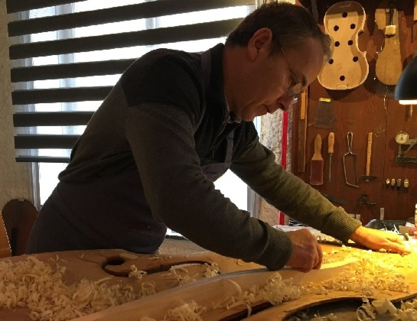 Issu d'une famille de luthiers, Bertrand Didier a très vite compris quelle serait sa destinée. Installé au 25 rue du Palais à Metz depuis 1985, c'est avec passion et rigueur professionnelle qu'il a su reprendre l'affaire familiale. Aujourd'hui, nombreux sont les artistes amateurs et professionnels qui jouent de ses instruments.
Avant de devenir un luthier émérite et pouvoir succéder à deux générations, Bertrand Didier a dû suivre une formation d'excellence afin d'acquérir tous les rouages du métier. «Je commence mon apprentissage à Mirecourt en 1980 puis à la sortie de l'Atelier de Jean-Jacques Pagès trois ans plus tard, j'intègre la Société Française de Lutherie avant d'entrer dans l'un des plus grands ateliers au monde, celui d’Étienne Vatelot à Paris» détaille-t-il.
Expérience et savoir-faire
Depuis trente ans, le docteur de violon comme il aime à se définir, propose à ses fidèles clients (Orchestre National de Lorraine, professeurs et élèves du conservatoire...) des prestations de grande qualité. De la fabrication d'instruments entièrement faits à la main, à la réparation, à la restauration, au réglage de sonorité, à l'entretien jusqu'à la mise en location des instruments, avec une garantie Luthier. «Quelle que soit la demande, je me remets toujours en cause, c'est finalement comme si je repassais à chaque fois un nouveau CAP. Toute réparation demande une approche différente. Mon métier a cette particularité d'être en perpétuel mouvement» souligne-t-il. Tout en ajoutant qu'«une relation de confiance avec le musicien est fondamental afin de comprendre parfaitement son message. Pour cela, il est bien sûr indispensable d'être pratiquant et d'avoir une bonne oreille musicale.» Pour 2018, Bertrand Didier a souhaité innover en offrant une solution de service à ses clients via la création d'une boutique en ligne pour l’achat de toutes sortes d’accessoires. «Ceci a pour unique objectif de faciliter leurs démarches.» conclut-il.