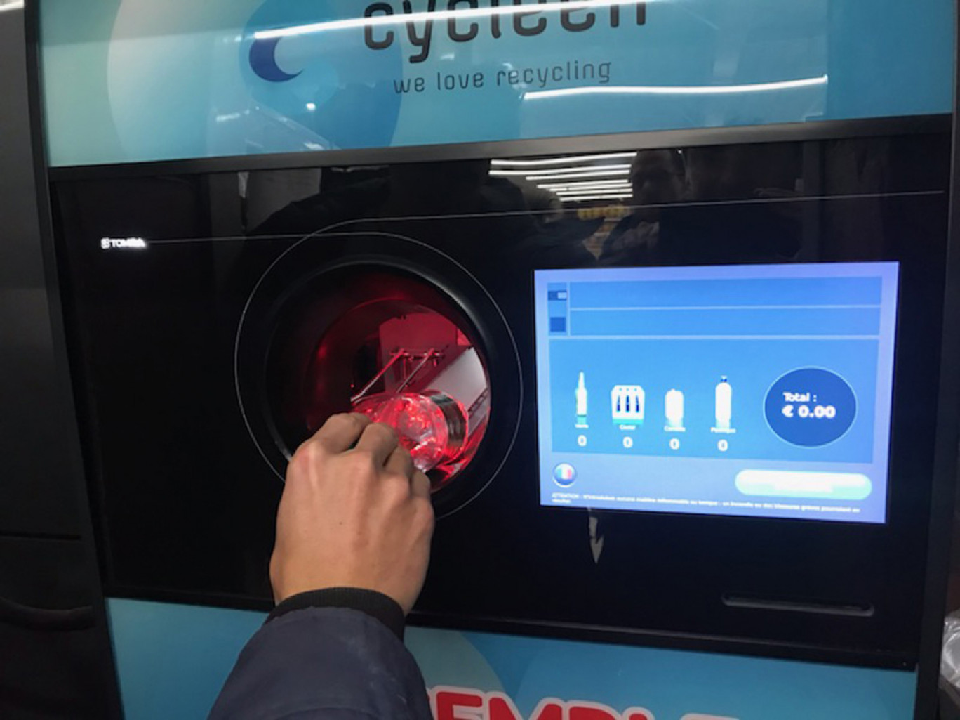 Cycleen vient d’installer un automate de consigne de bouteilles en verre et en plastique ainsi que de canettes vides. Une première en Moselle et Alsace.